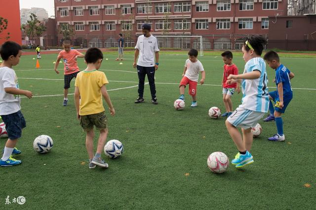 55岁吴奇隆直播宣布重大发布，似乎重走昔日老路